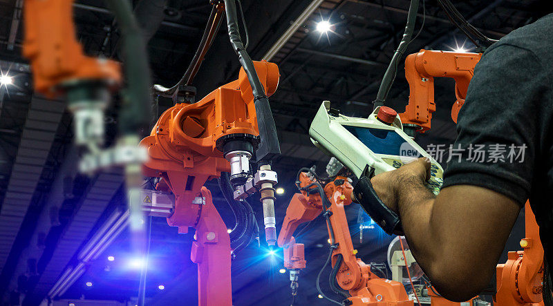 重型自动化机器人手臂机器在智能工厂工业，工业4.0概念形象。