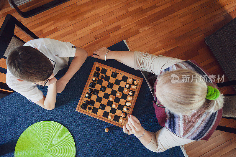 孙子和奶奶下棋