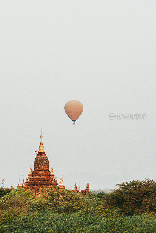 蒲干遗址上空热气球的风景