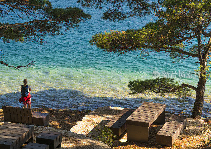 在克罗地亚Mljet岛的大湖休息区内，一名游客正在享受