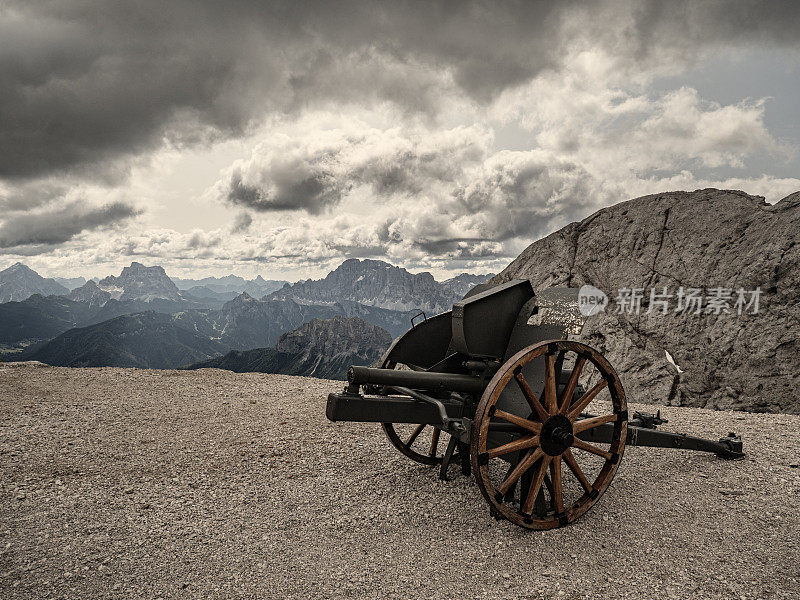 古老的大炮纪念意大利一战战士在马尔莫拉达Dolomites