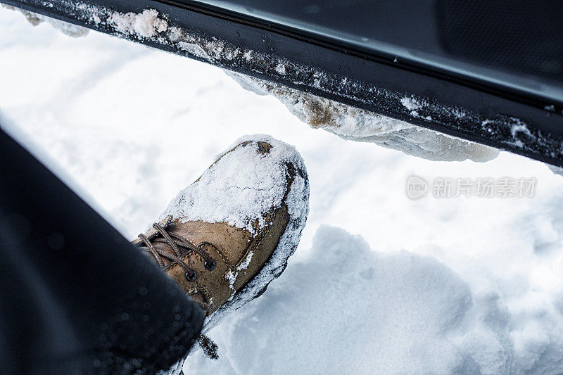 汽车司机脏兮兮的雪地靴