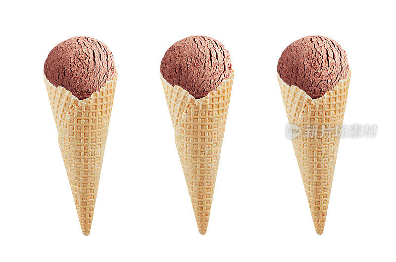 三套巧克力冰淇淋在脆华夫筒孤立在白色背景，模拟设计。