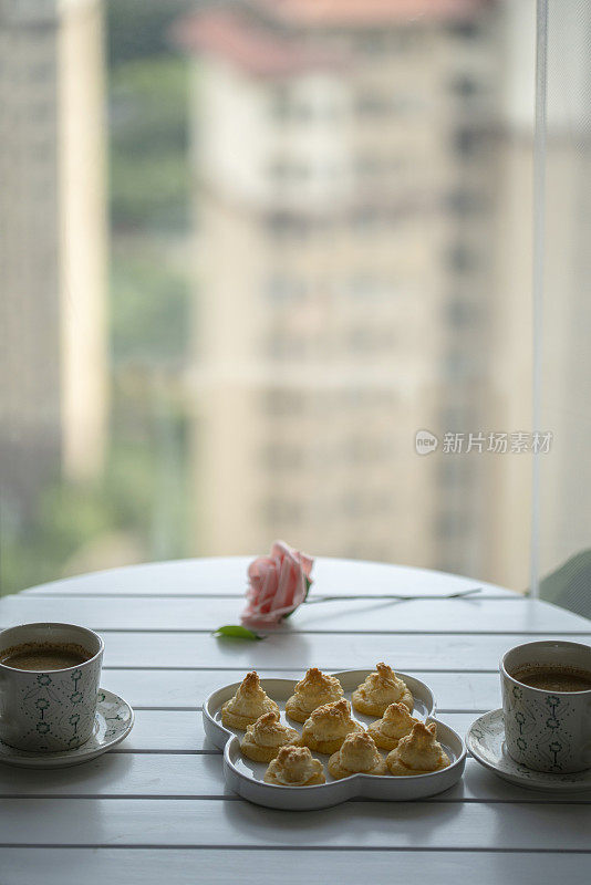 自制甜点:奶油饼干和咖啡