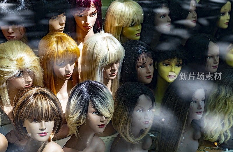 假发店橱窗里戴着彩色假发的人体模型