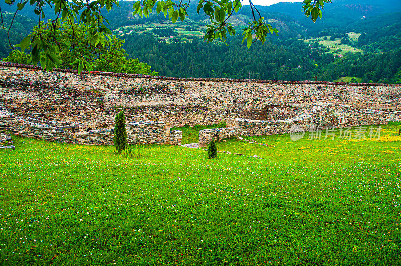厚重的石墙围绕着正统修道院Studenica