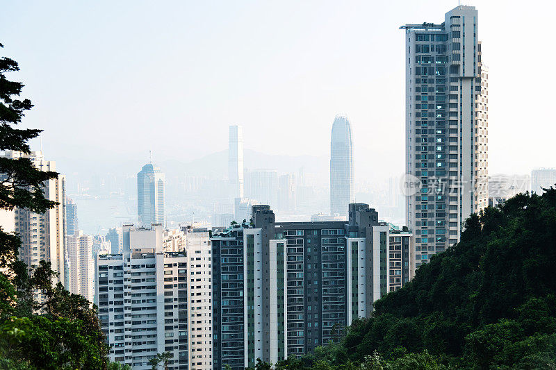 雾天城市建筑鸟瞰图