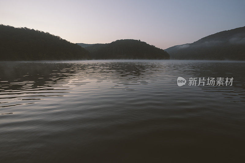 日出时美丽宁静的湖景