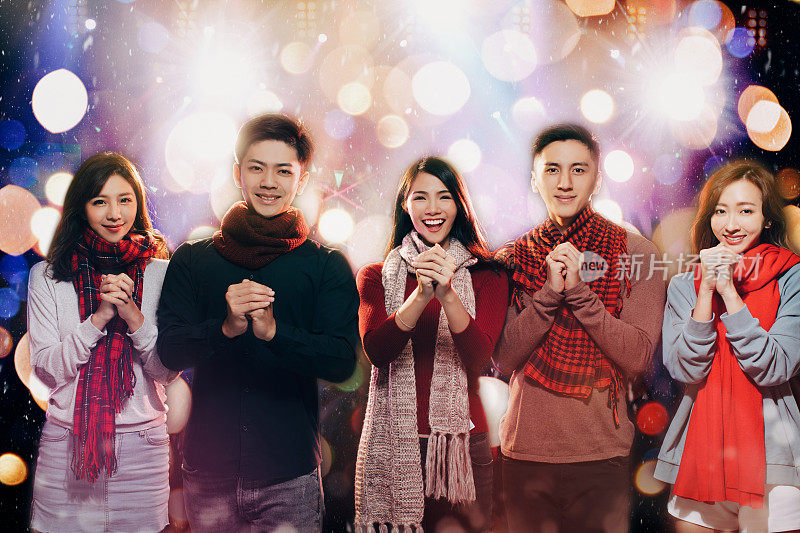 快乐的青年团体在晚会上庆祝中国新年
