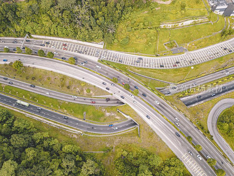 无人机拍摄吉隆坡高速公路在早上高峰时段