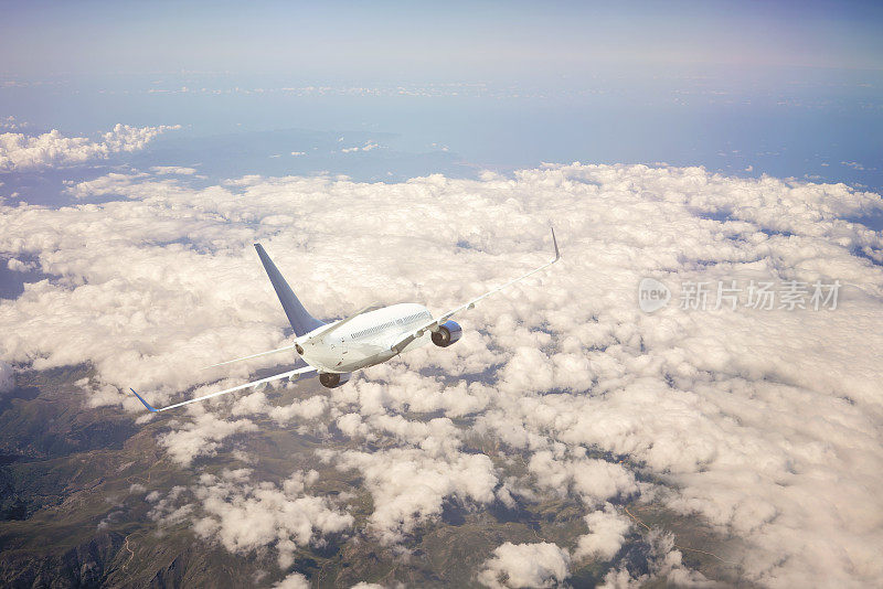 客机在云层上空飞行