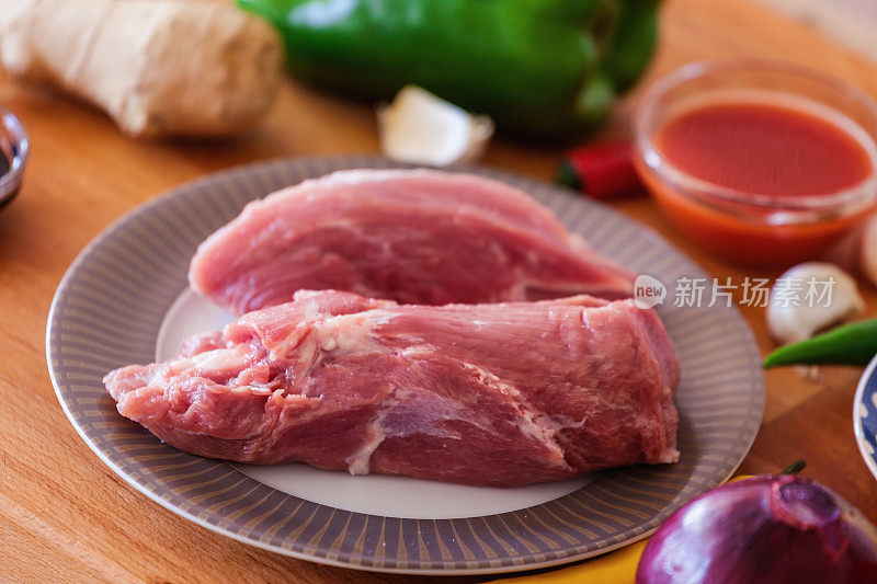 准备酸甜猪肉，配料摆在桌上