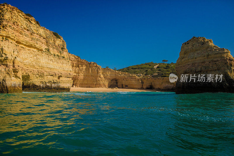 海滩和岩石在葡萄牙阿尔沃在夏末太阳的海景图像