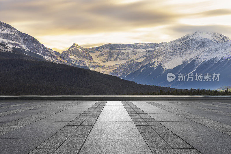 日落雪山与空旷的庭院前景