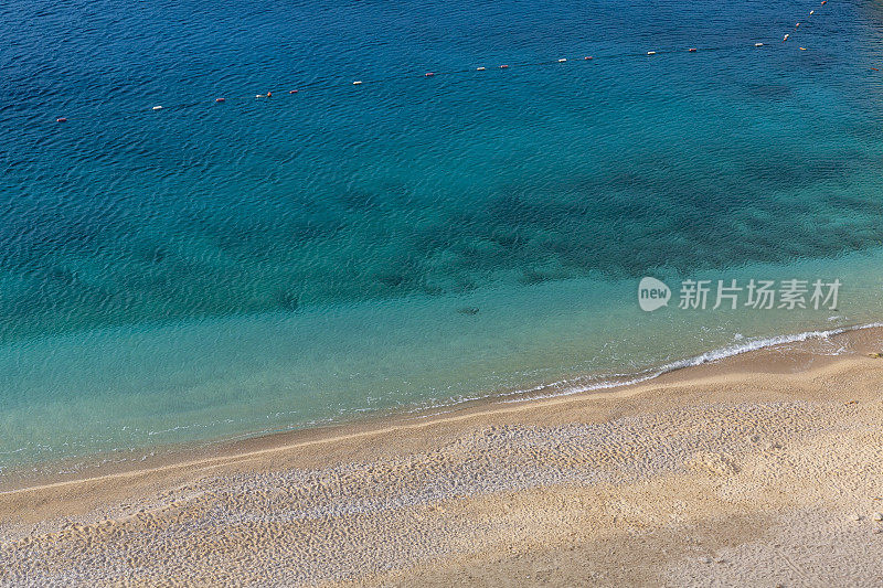 清澈的绿松石大海和波浪