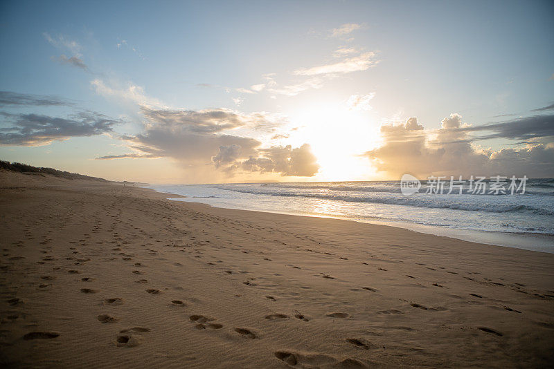 夏威夷考艾岛，日落时空荡荡的海滩