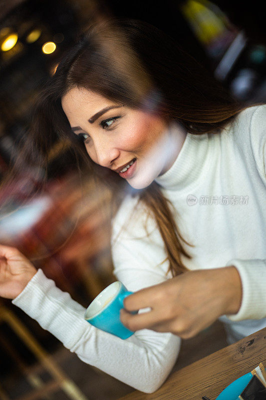 在咖啡馆里喝咖啡的亚洲女性