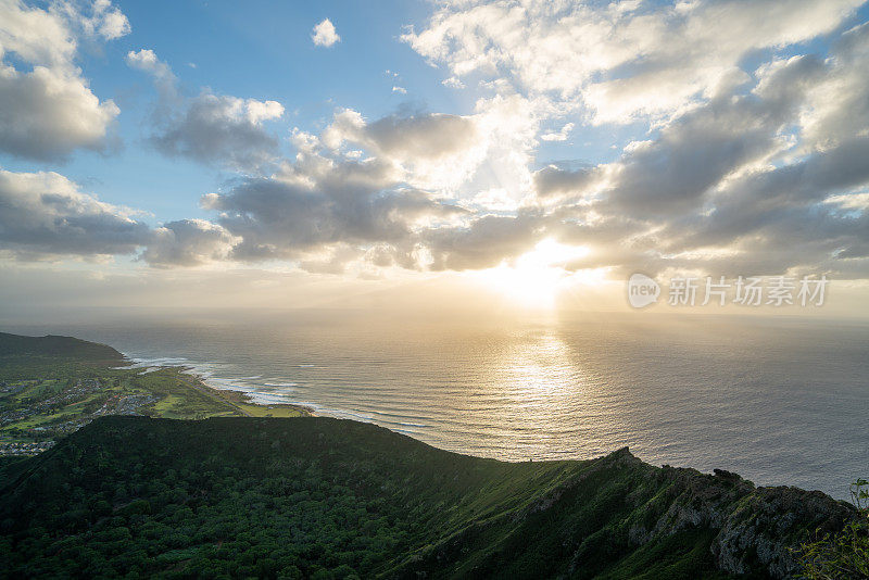 太阳从地平线上升起，从山顶俯瞰，夏威夷