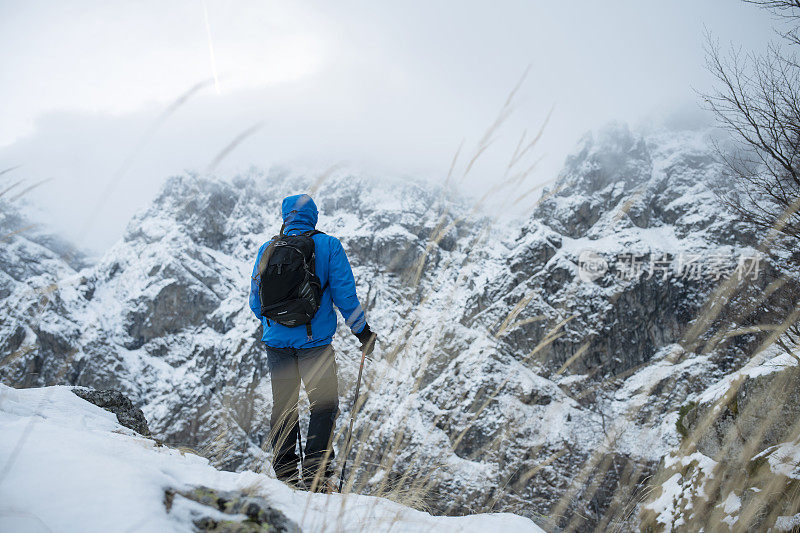 成年男子登山