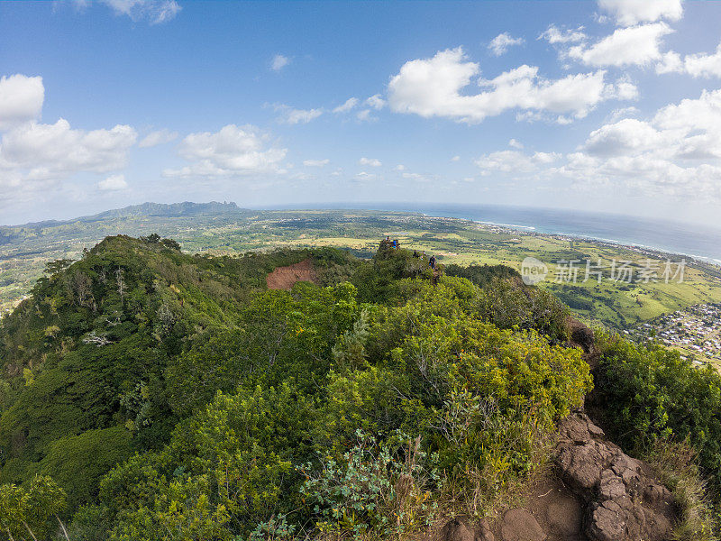 夏威夷郁郁葱葱的青山