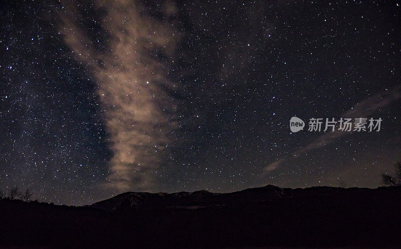 星星和云在夜空-股票照片