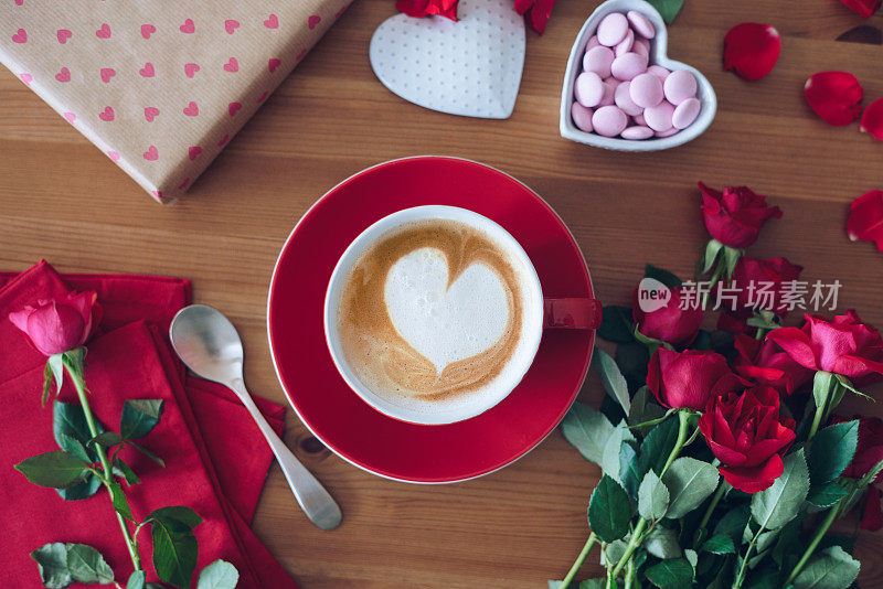 情人节礼物:一杯咖啡，礼盒和玫瑰花