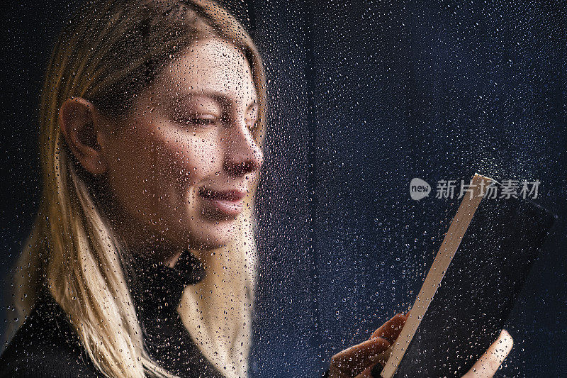 女人如何在雨夜在窗边看书