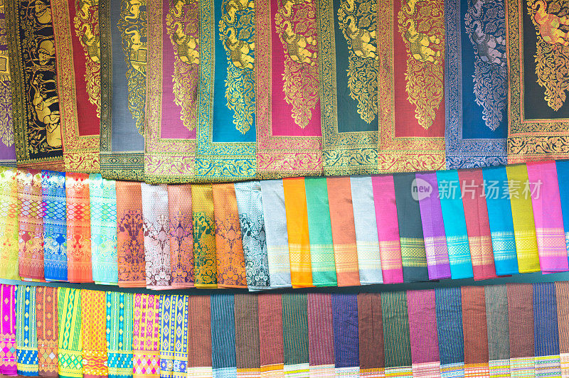 老挝，琅勃拉邦，传统手工编织的老挝丝绸织物
