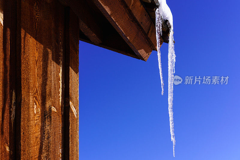 屋顶上滴落的冰柱