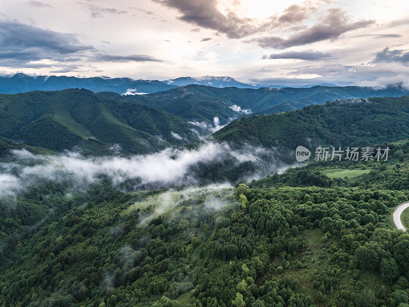 史诗般的绿色景观森林在春天。保加利亚的山脉在多云的大雾天