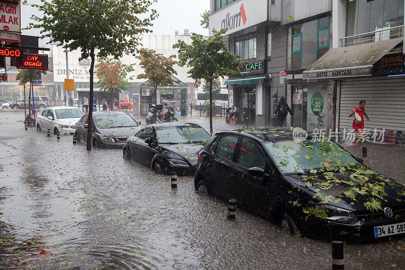 暴雨在İstanbul。
