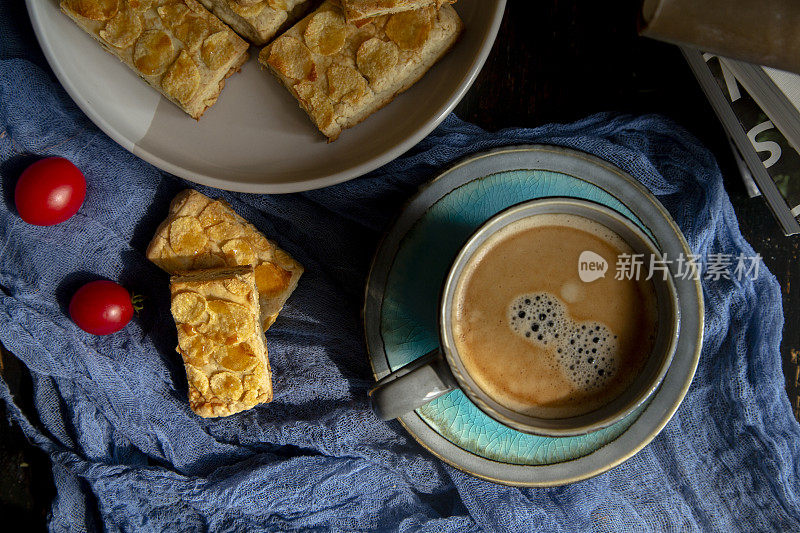 咖啡休息时，自制玉米片和坚果饼干