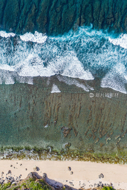 巨大的海浪冲击着珊瑚圈。从以上观点。