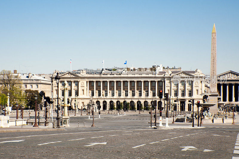 在新冠肺炎大流行期间，法国协和广场和街道上空无一人