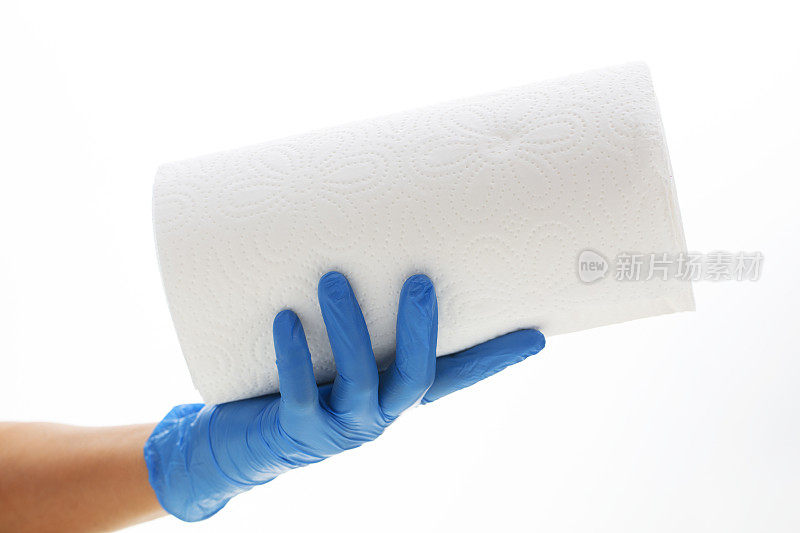 手持蓝色手套，拿着一卷卷纸巾、纸巾和餐巾纸
