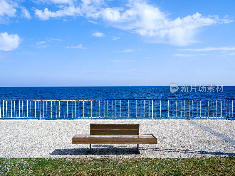 海滩上空荡荡的长椅