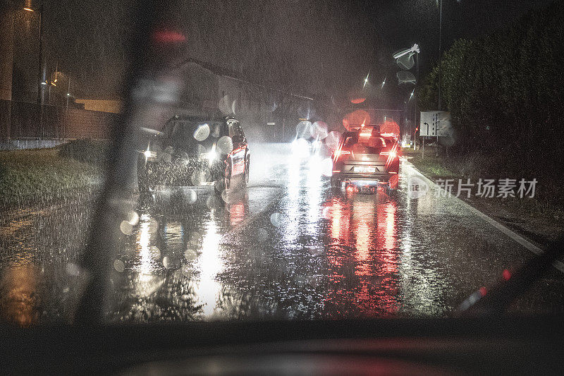 汽车在雨中行驶