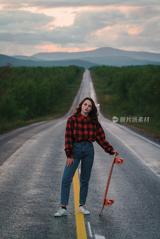 芬兰的一名女子在路上玩长滑板