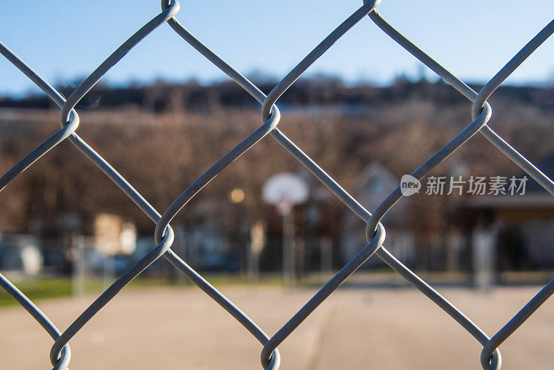 铁链围栏与篮球场的背景