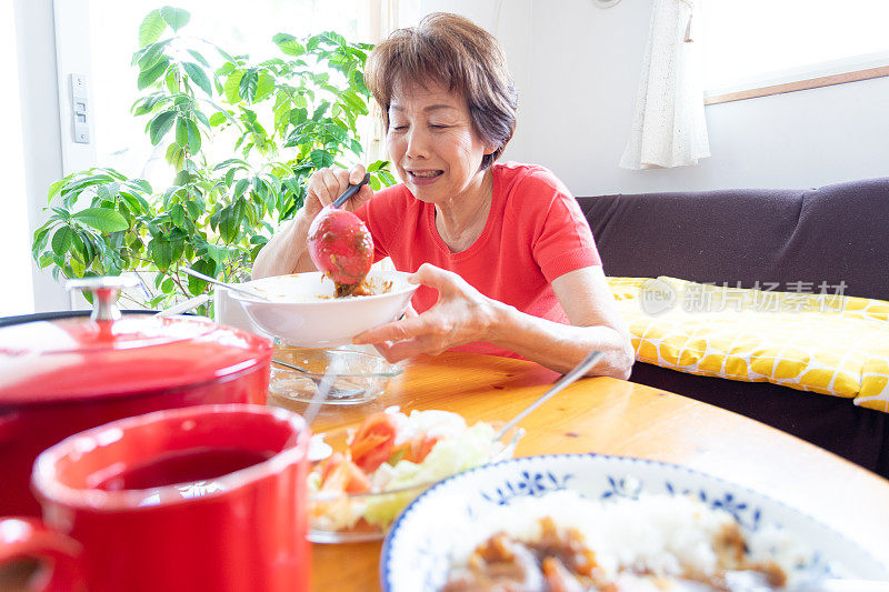 高级女士在吃午餐