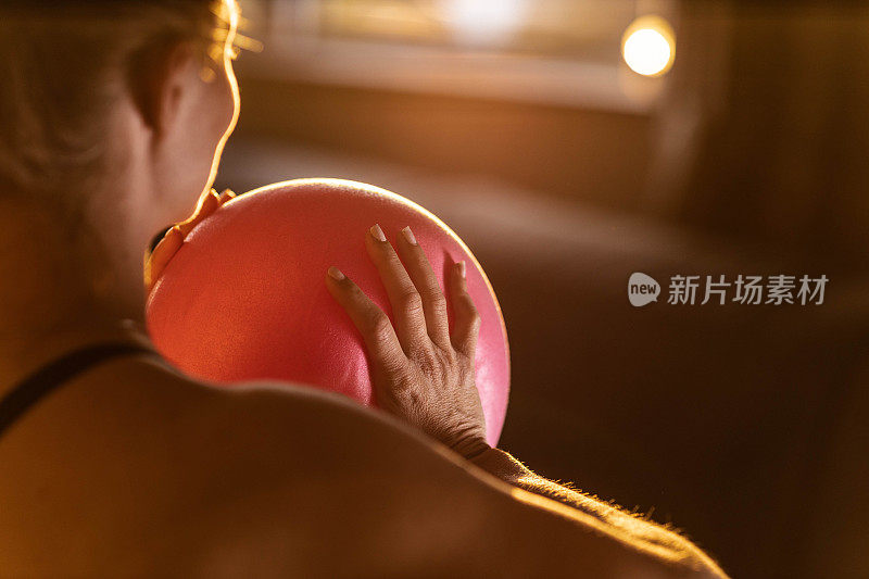 近距离的运动女子运动与球。