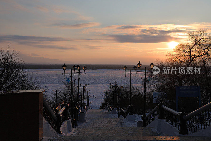 俄罗斯远东阿穆尔河的冬季日落