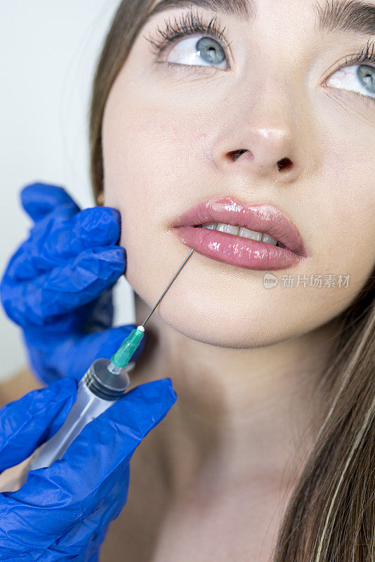 年轻女子在嘴唇上注射肉毒杆菌。在美容院的女人。整形外科诊所