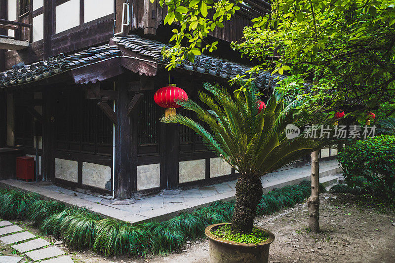 中国绍兴沈园景区的中式房子挂着灯笼
