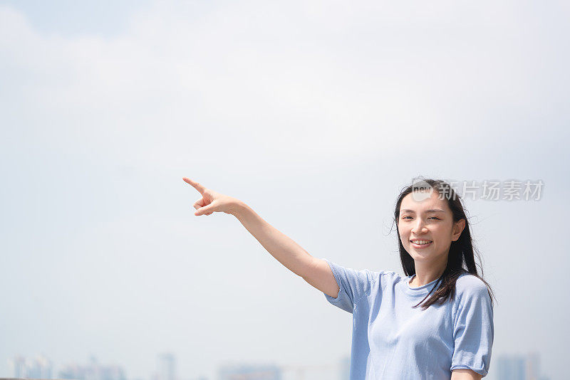 一位亚洲女性用手指确认