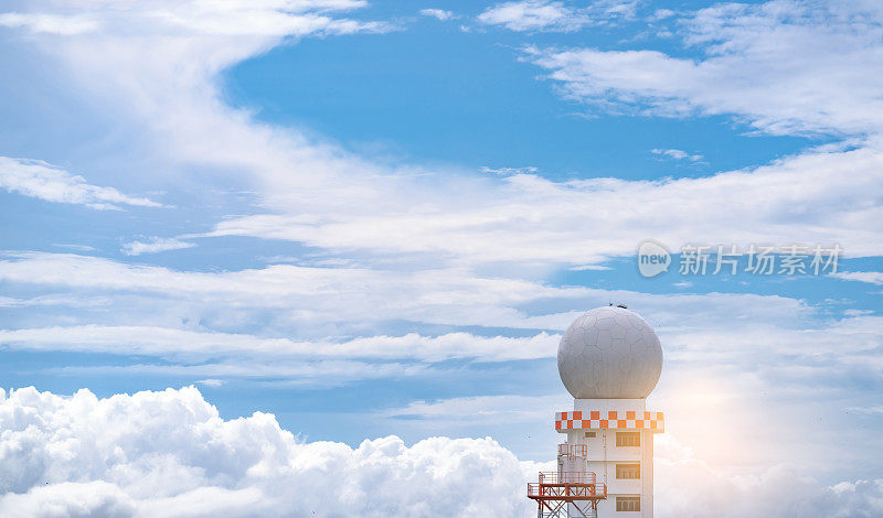 天气观测雷达圆顶站对蓝天和白云蓬松。航空业务中用于安全航空器的航空气象观测站塔台。球形塔。