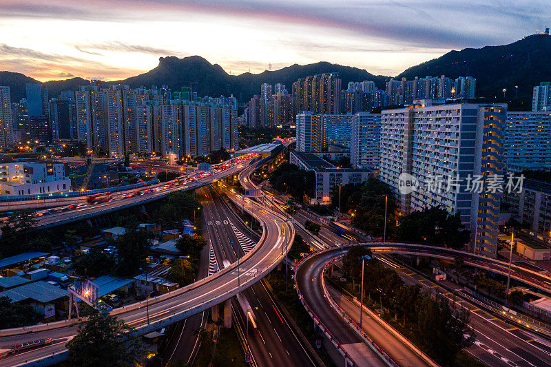 九龙之夜鸟瞰图，街道及公路上的灯光