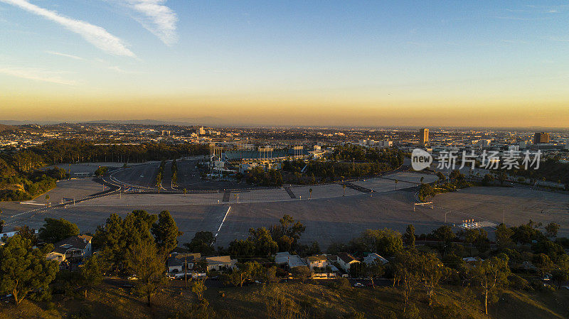 日落时分，从天堂公园俯瞰洛杉矶市中心