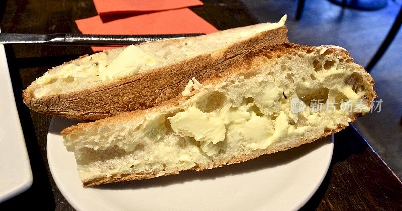 法国面包加黄油。
