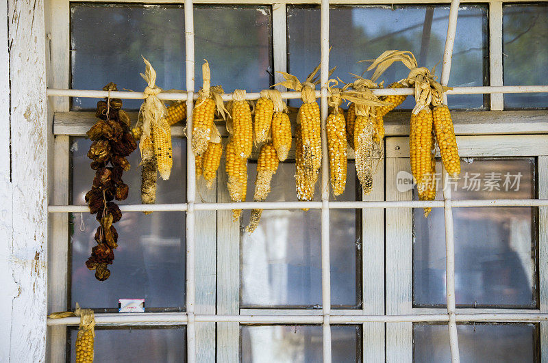老安纳托利亚的窗户上挂着干玉米